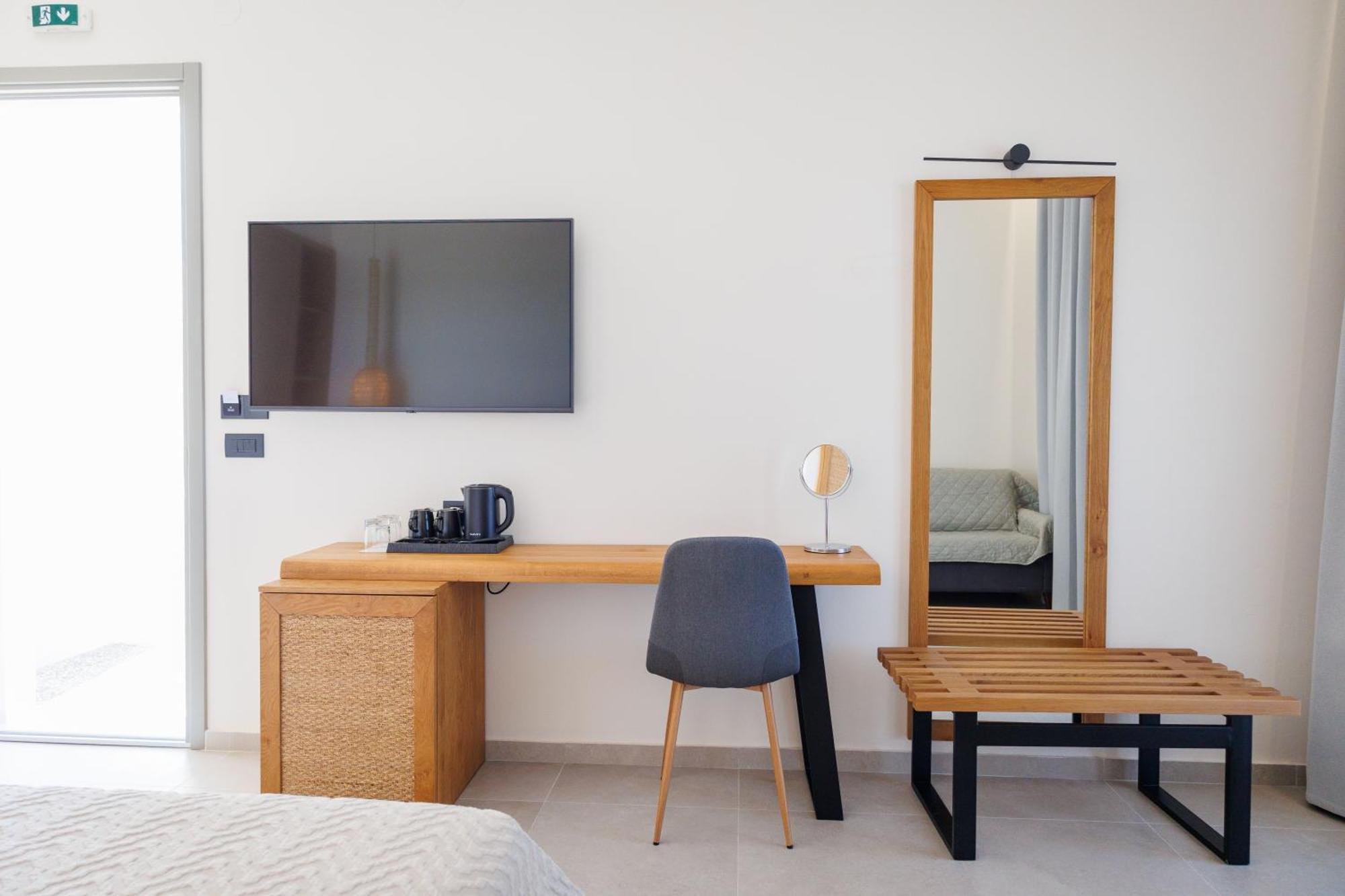 Kouros Blanc Resort & Suites Pounda Room photo