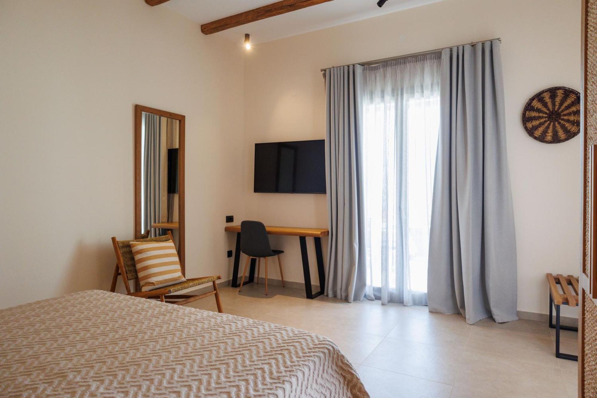 Kouros Blanc Resort & Suites Pounda Room photo